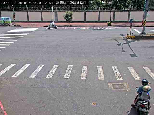 龍岡路三段游泳路口